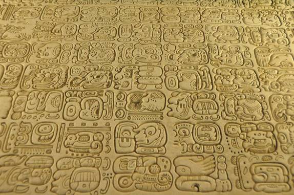 Quem consegue entender essa escrita? (placa no museu das ruínas de Palenque, em Chiapas, no sul do México)